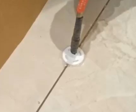 三穗瓷砖空鼓维修公司专业解答瓷砖在铺贴过程中，如果没有涂抹均匀到位的粘结材料（如水泥砂浆或瓷砖胶），可能会导致以下问题
