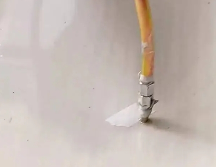 三穗瓷砖空鼓维修公司专业解答在瓷砖铺贴过程中，如果使用的砂料过粗（如全部使用了粗砂），可能会导致以下问题